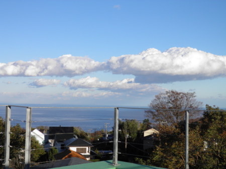 日中、屋上から眺める青い海・空と雲