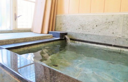 貴重な伊豆石の浴槽