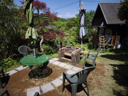 バーベキュー炉とテーブル