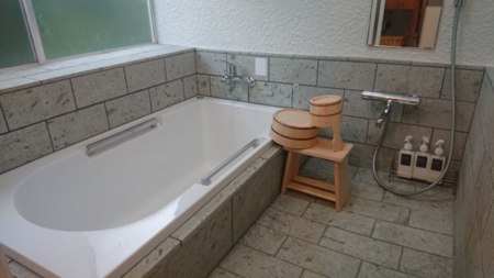 伊豆石の浴室、浴槽はゆったり大きめ