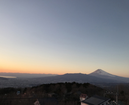 施設屋根から撮影した富士山の風景
