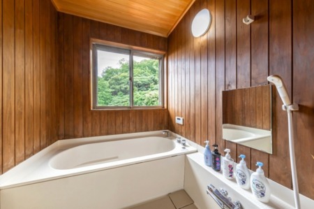 木の温もりと緑を感じる浴室