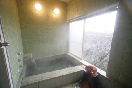 伊豆石造りのお風呂