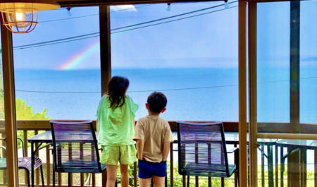 雨天後には虹が水平線にかかります