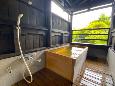 銀閣2階の檜風呂