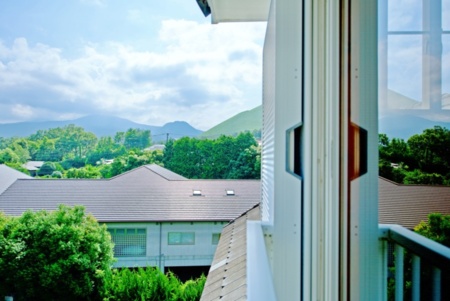 二階からは大室山を眺めることができます