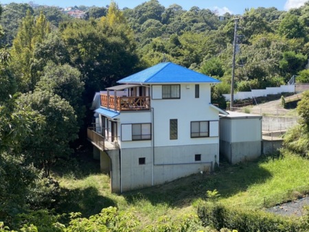 白とブルーの素敵な外観